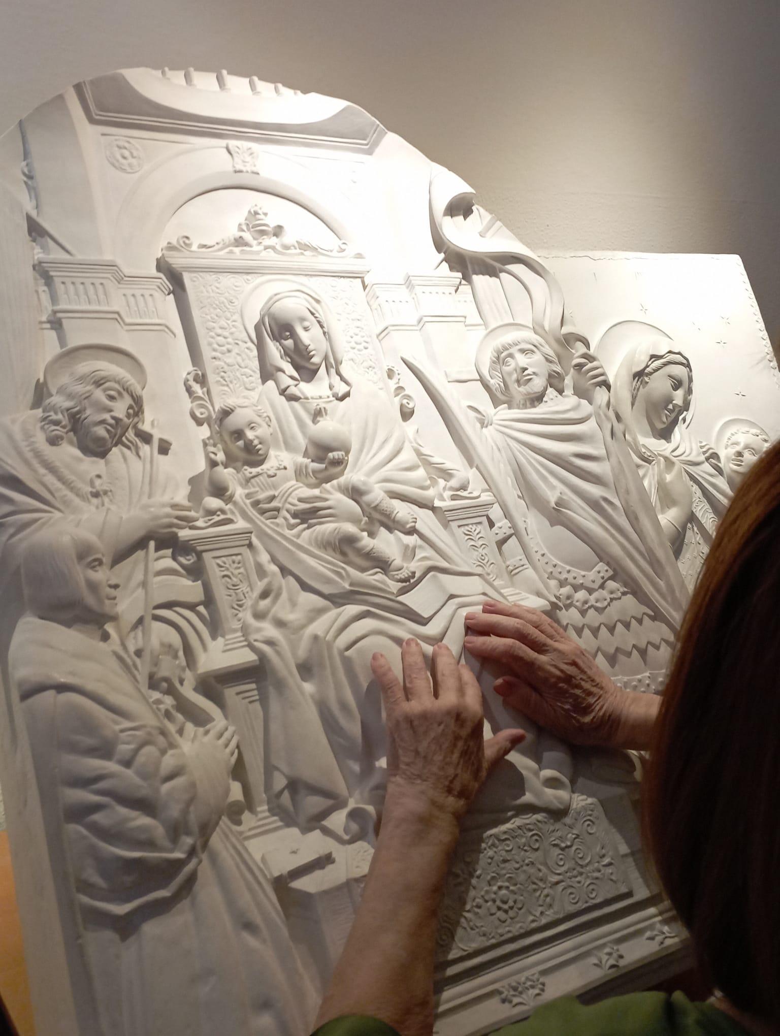 Mani su bassorilievo in gesso